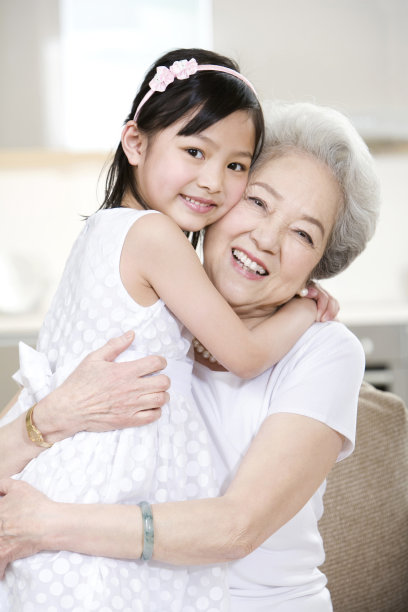 奶奶抱着小女孩图片下载