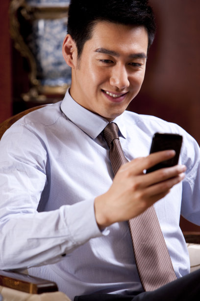 商务男士在酒店用手机图片下载