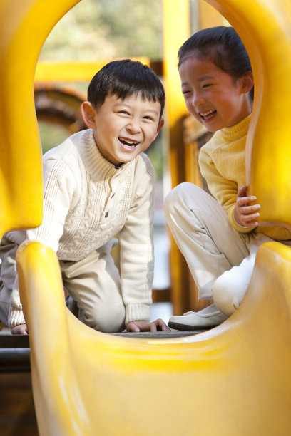 儿童在公园玩耍图片下载