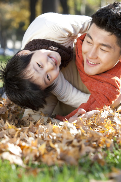 秋日里父子一起玩耍图片下载