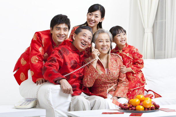 快乐家庭过春节打电话图片下载