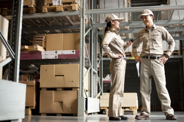 物流工作人员在仓库图片下载