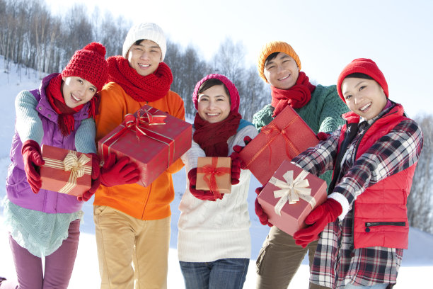 时尚青年男女送礼物图片下载