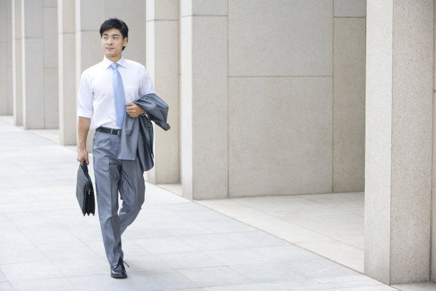 商务男士在路上图片下载