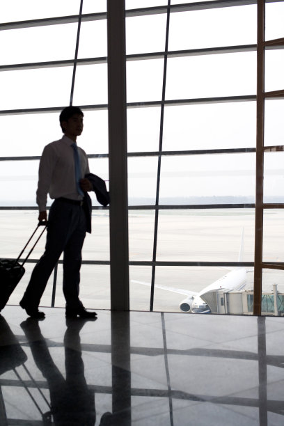 商务男士在航站楼图片下载