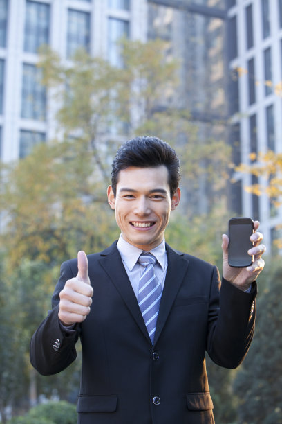青年商务男士竖起大拇指图片下载