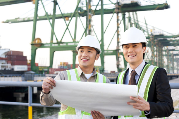 工作人员在码头图片下载