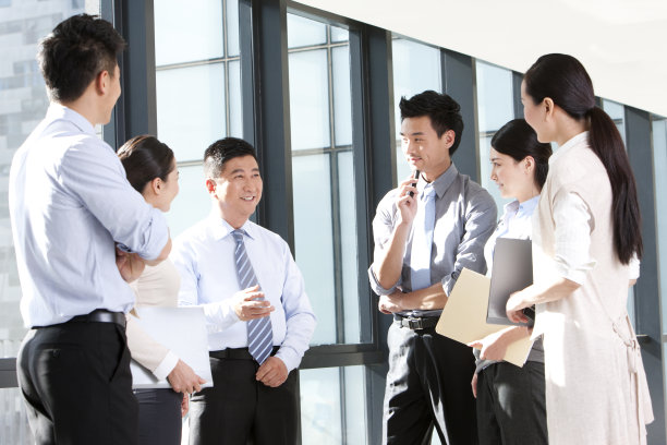 商务人士交谈中图片下载