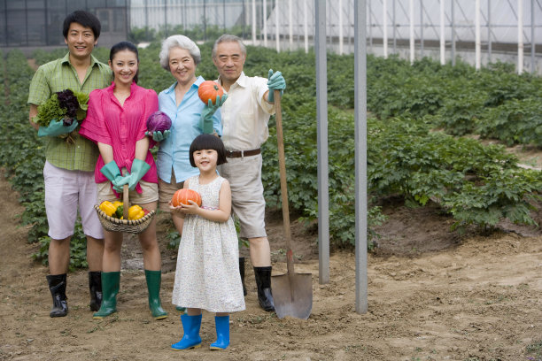 全家人在现代农庄采摘图片下载