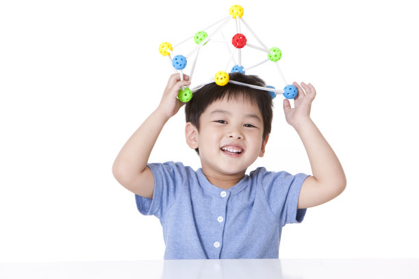 小男孩玩万象球图片下载