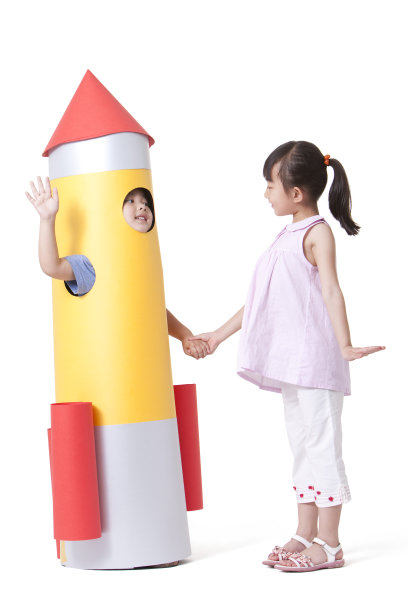 男孩、女孩和玩具火箭图片下载