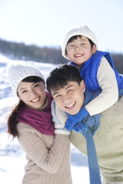 一家三口冬日肖像图片下载