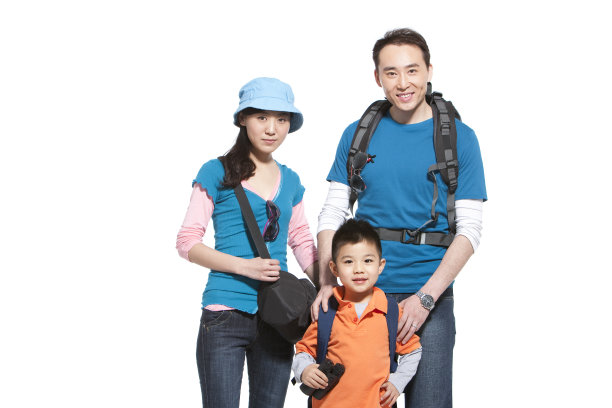 一家三口旅游肖像图片下载