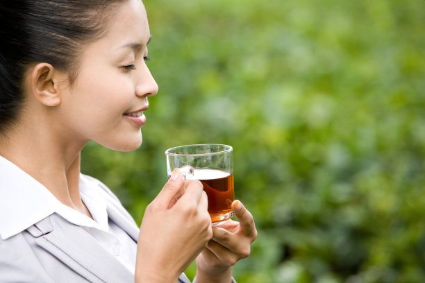 商务女士在茶园喝茶图片下载