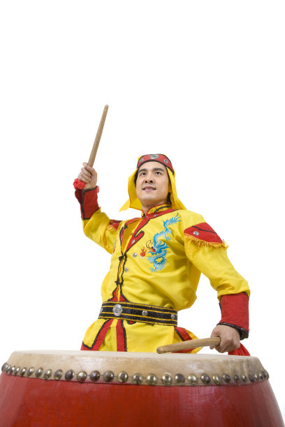 身穿传统服装的男子敲鼓图片下载
