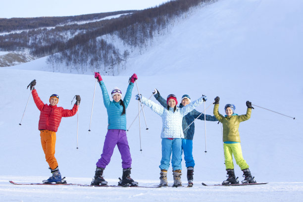时尚青年男女在滑雪场图片下载
