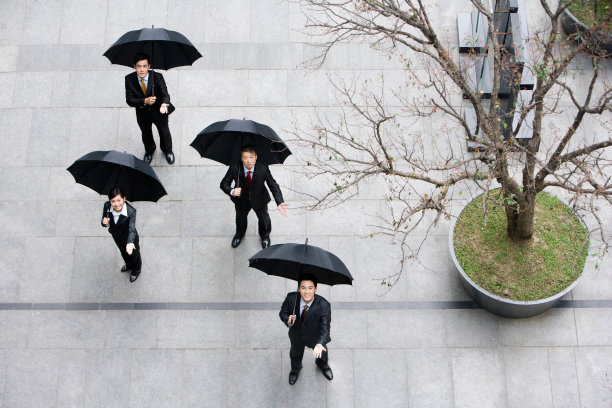 俯拍商务人士打伞图片下载