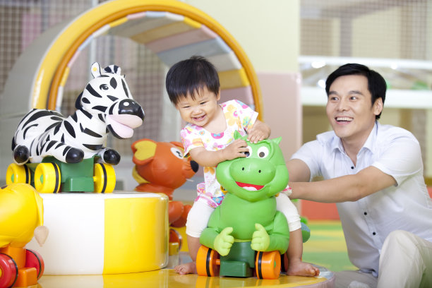 父女在亲子中心玩耍图片下载