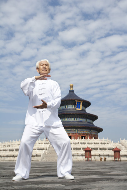老年男子在天坛打太极图片下载