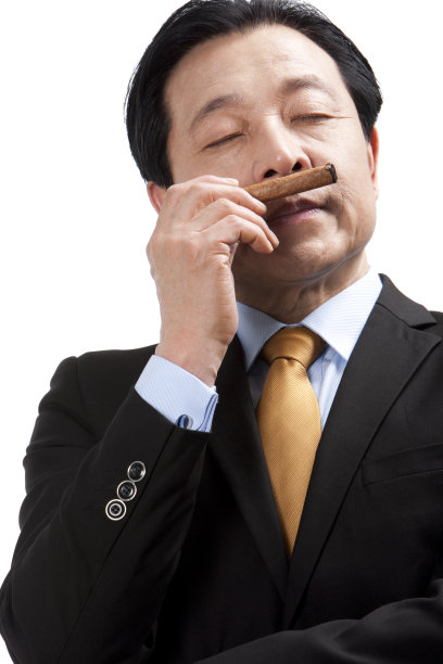 中年商务男士和雪茄烟图片下载