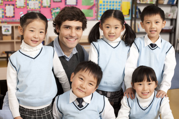 老师和小学生在课堂图片下载