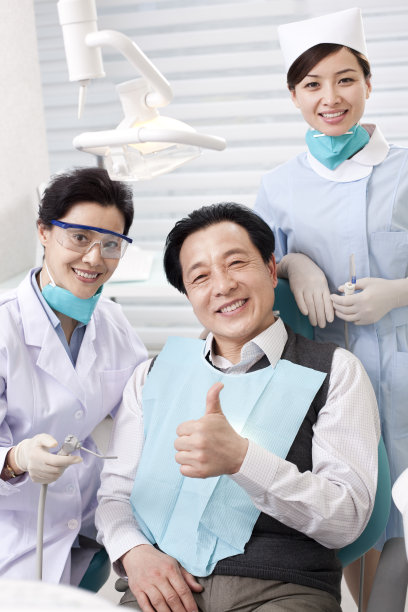 医生和病人在牙科诊所图片下载