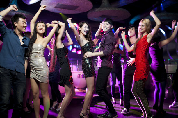 时尚年轻人在酒吧跳舞图片下载
