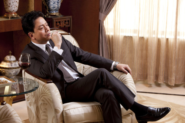 成功商务男士抽雪茄图片下载