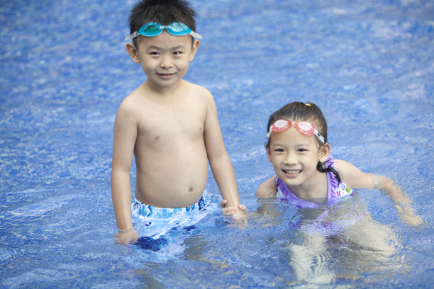 儿童在泳池图片下载