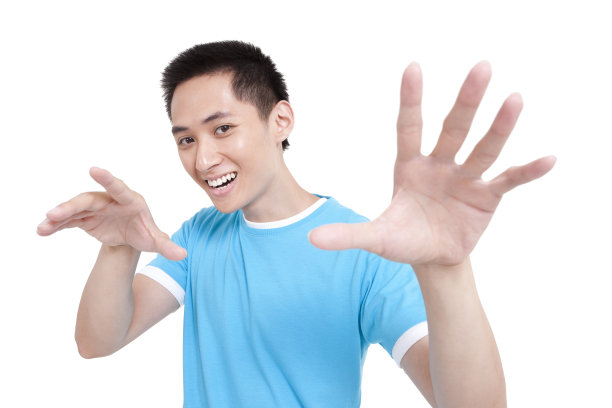 快乐年轻男子做手势图片下载