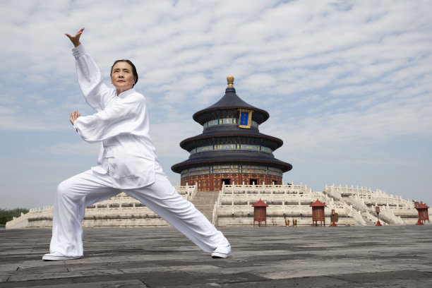 老年女子在天坛打太极图片下载