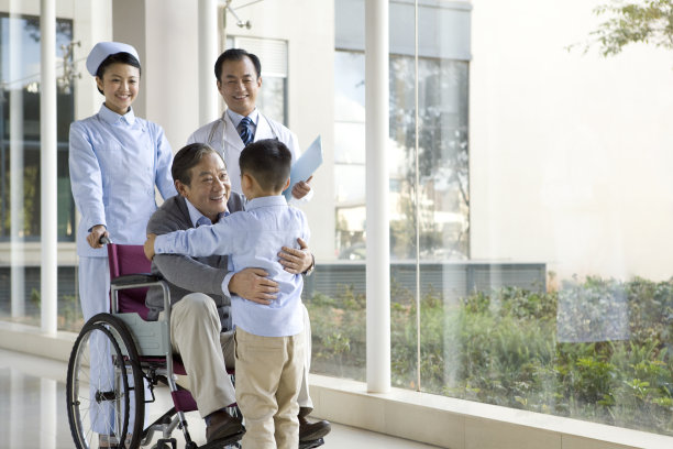 小男孩到医院探望爷爷图片下载