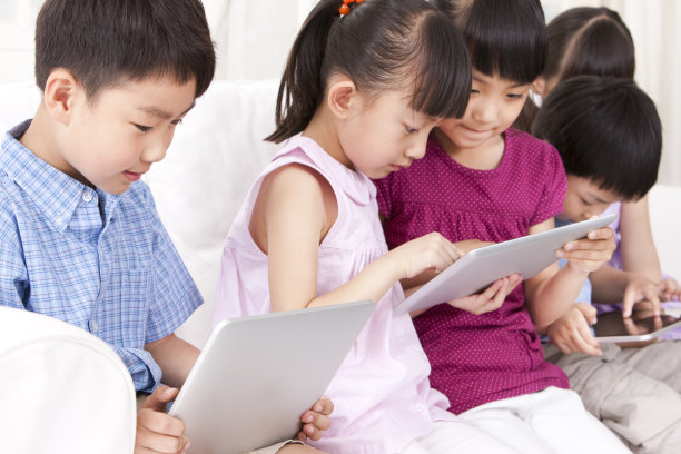 孩子们在家玩平板电脑图片下载