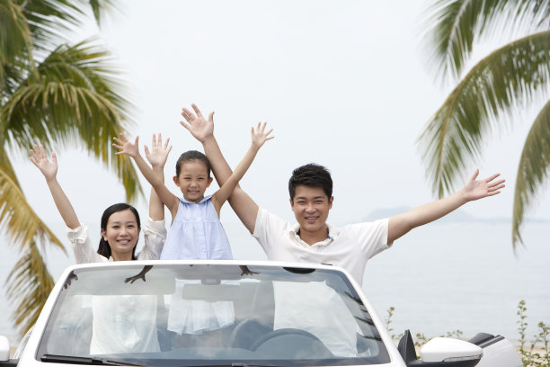 一家三口驾敞篷车出游图片下载