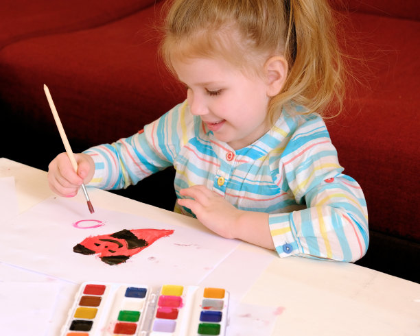 小女孩用水彩画，儿童艺术。工艺的概念。如何制作贺卡，为母亲节或孩子的生日制作手工礼物图片下载