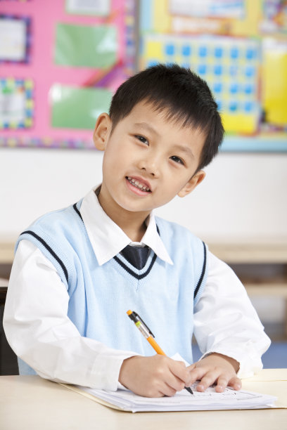 小学生在写作业图片下载