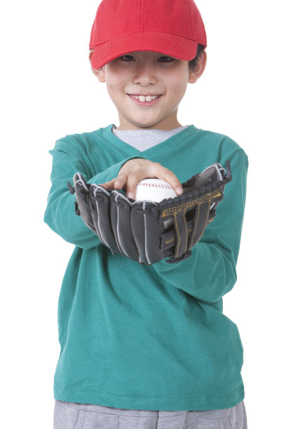 打棒球的小男孩图片下载