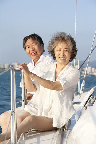 老年夫妇驾帆船航海图片下载