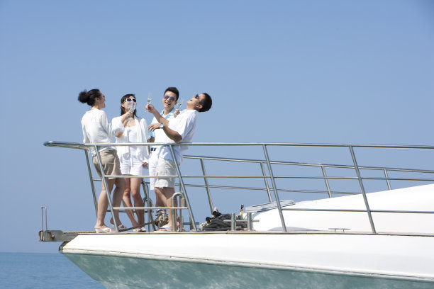 成功人士在游艇上喝香槟图片下载