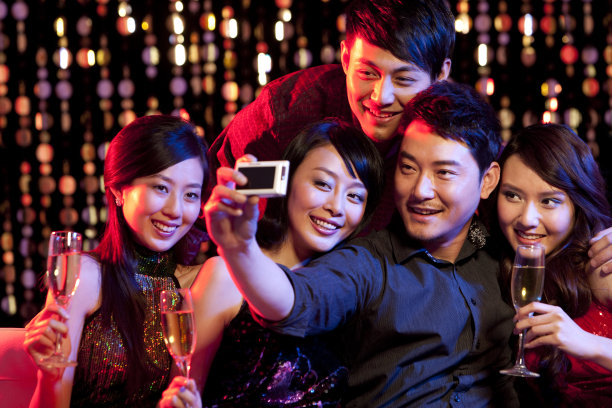 时尚青年在酒吧自拍图片下载