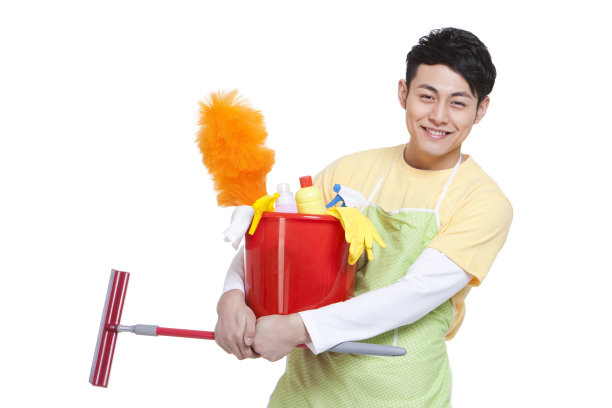 居家青年男性和清洁用品图片下载