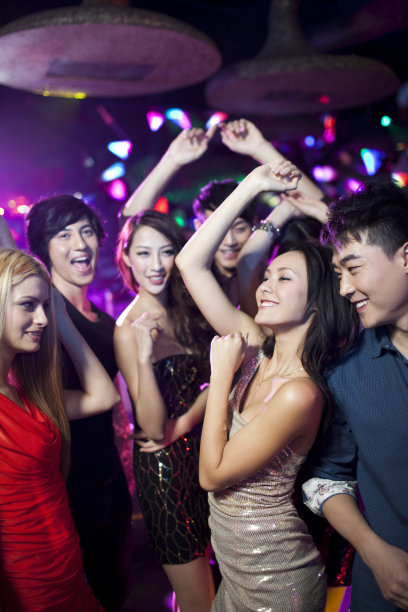 时尚年轻人在酒吧跳舞图片下载