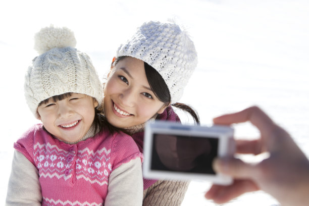 一家三口在雪地拍照图片下载