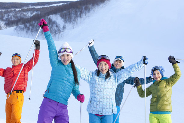 时尚青年男女在滑雪场图片下载