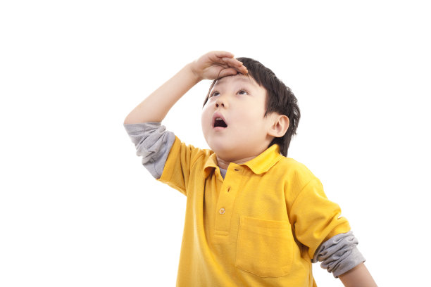 小男孩眺望远方图片下载