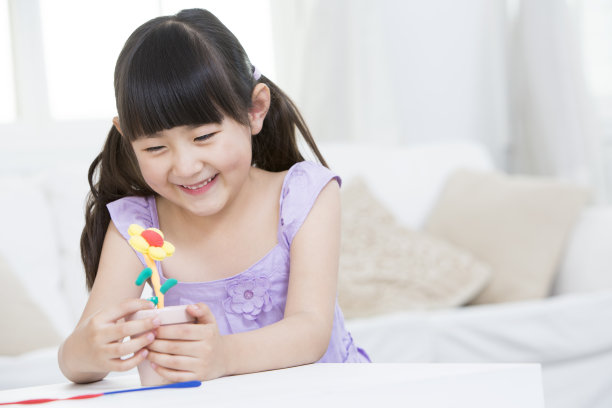 小女孩在玩儿童游戏黏土图片下载