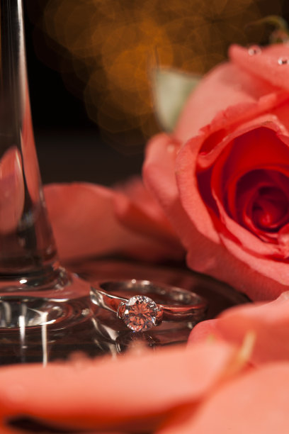 戒指与玫瑰花图片下载