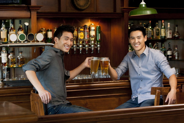 青年男子在酒吧图片下载