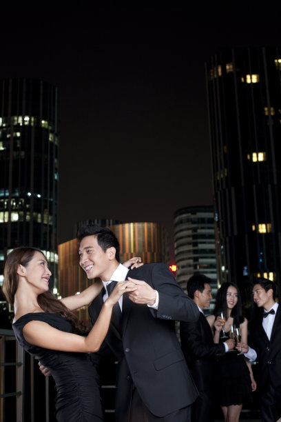 时尚青年男女开PARTY图片下载