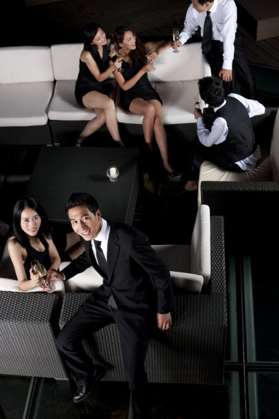 时尚青年男女开PARTY图片下载